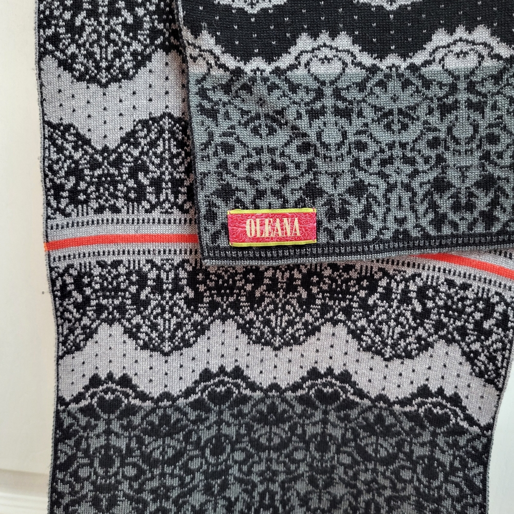 Oleana Black and Gray Patterned Scarf